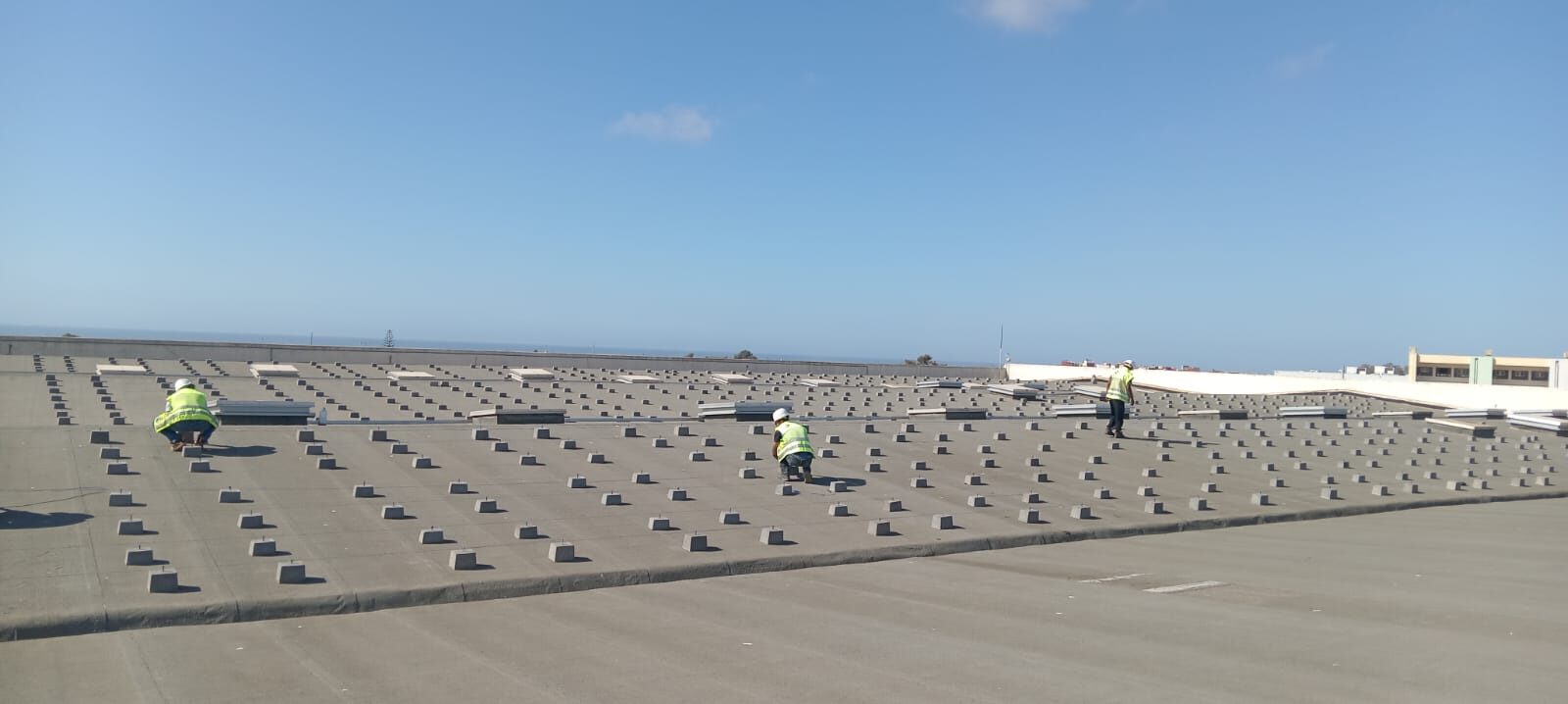 Distribution des lests d'une table photovoltaïque sur toiture terrasse
