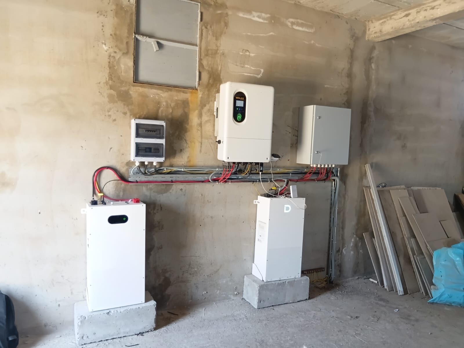 Installation solaire hybride de 24 kWc avec stockage de 30 kWh