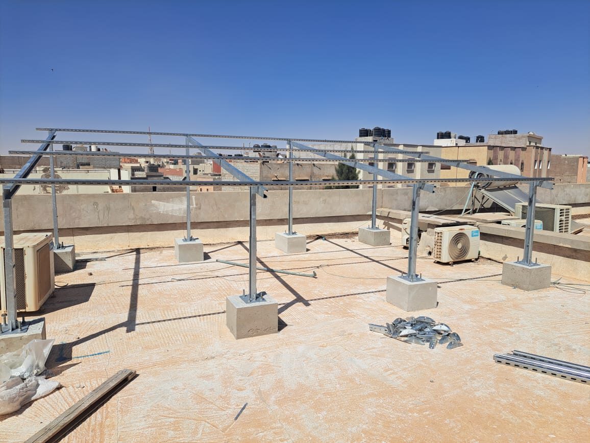 Montage d'une table photovoltaïque lestée SteadyRidge en toiture terrasse