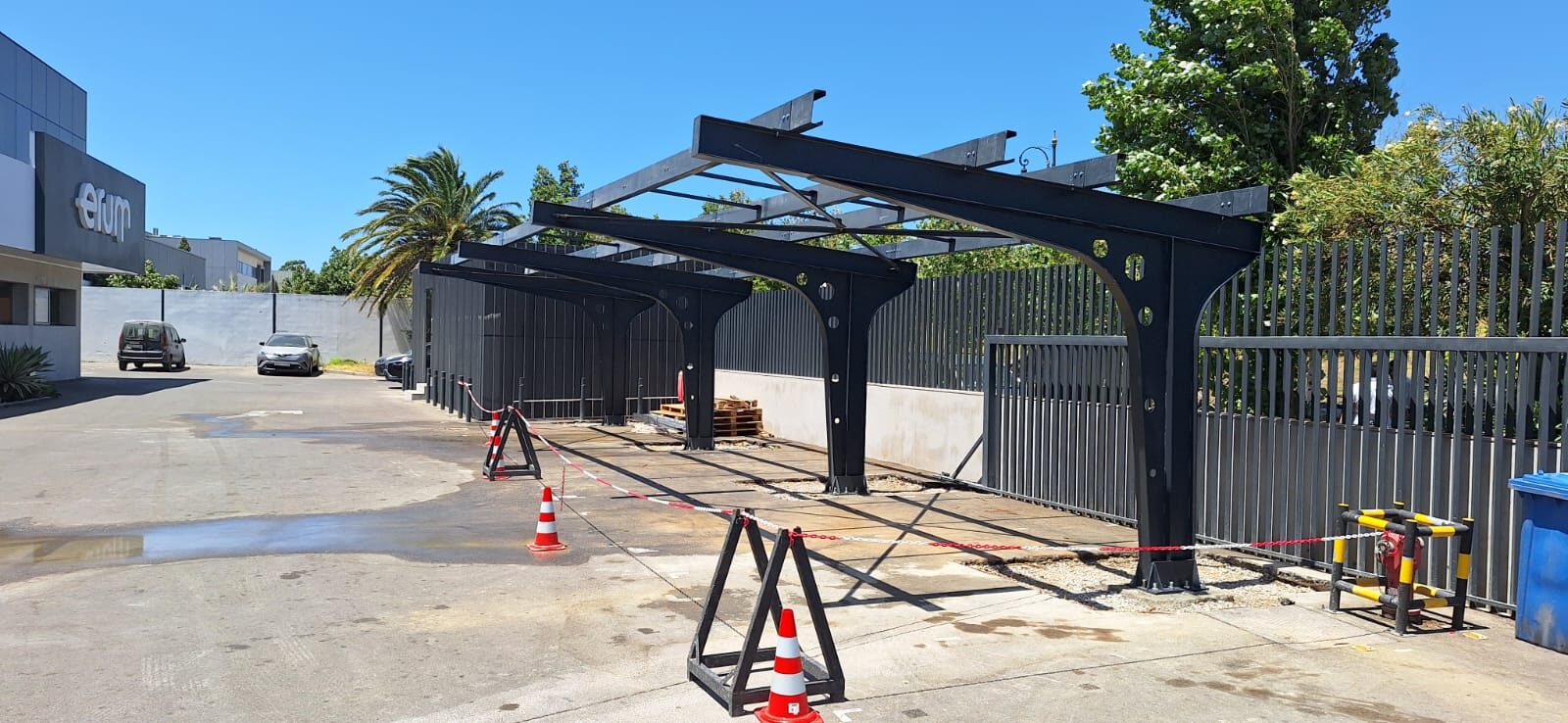 Ombrière photovoltaïque sur le parking d'un site industriel à Tanger
